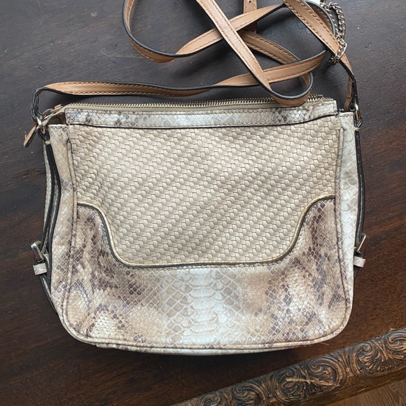 Crossbody guess purse - Picture 4 of 4